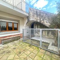 Raffinata villa angolare in periferia