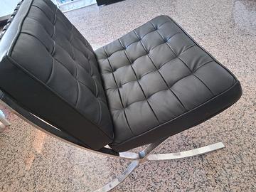 poltrona in pelle nera