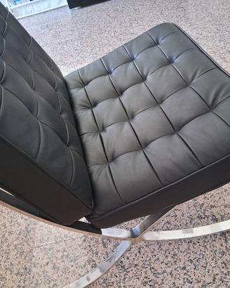 poltrona in pelle nera