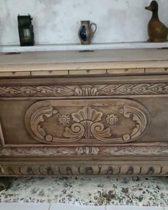 Cassapanca vintage in legno massello intagliato