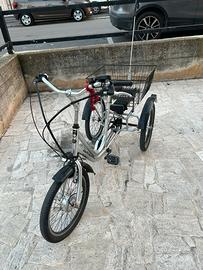 Bicicletta da passeggio elettrica a tre ruote