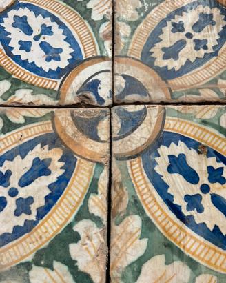 Antiche piastrelle in maiolica policroma