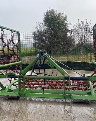 Trattore erpice a strascico per prati