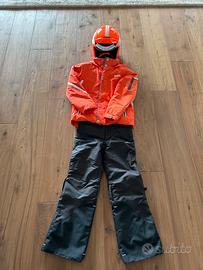 Tuta da sci completa, di casco e occhiali