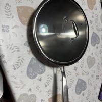 Padelle in acciaio con manici e coperchio incluso