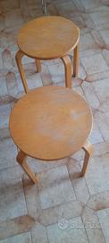 Due sgabelli in legno Artek colore miele.