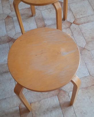 Due sgabelli in legno Artek colore miele.