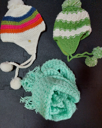 Cappelli e sciarpa in lana