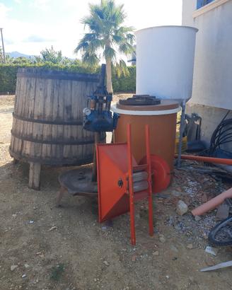 torchio, tino in legno,  macchina per macinare