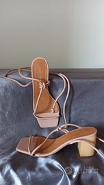 Sandali eleganti con i lacci