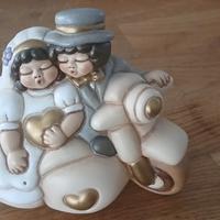 Thun, statuina neo sposi in moto