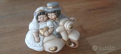 Thun, statuina neo sposi in moto