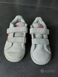Sneakers Adidas bambina con strappi. Numero  23