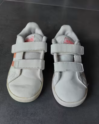 Sneakers Adidas bambina con strappi. Numero  23