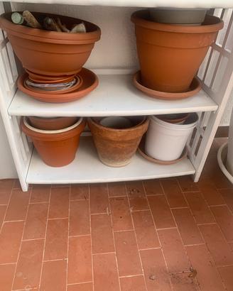 Vasi in plastica e terracotta