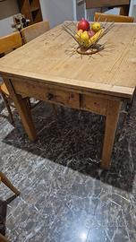 . Tavolo rustico in legno massello