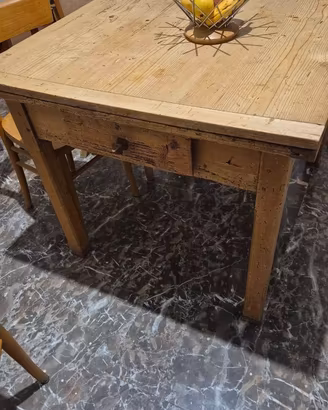 . Tavolo rustico in legno massello