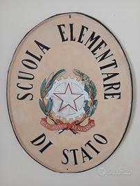 Vecchia insegna scuola elementare di stato