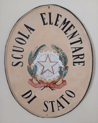 Vecchia insegna scuola elementare di stato