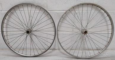 Coppia di cerchi 28 pollici con raggi.