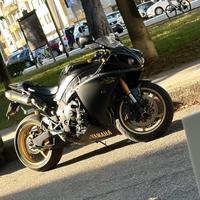 Yamaha R1 big bang 2011