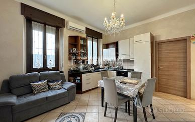 TRILOCALE CON AMPIA CANTINA E SPAZIO ESTERNO