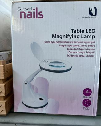 Lampada a led con ingrandimento