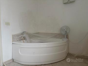 Vasca da bagno angolare asimmetrica in acrilico