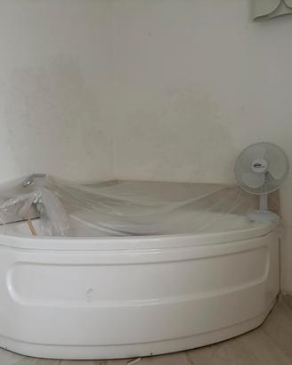Vasca da bagno angolare asimmetrica in acrilico