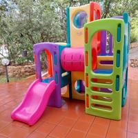 Gioco da esterno per bambini con scivolo