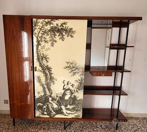 Particolare mobile in radica con anta scorrevole