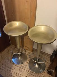 Sgabello da bar con regolazione idraulica dell'alt