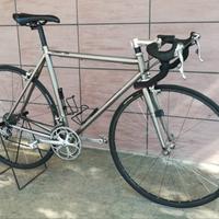 bicicletta da corsa in titanio