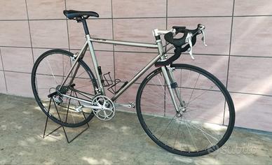bicicletta da corsa in titanio
