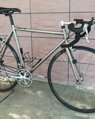 bicicletta da corsa in titanio