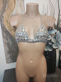 top in pietre geometriche con spalle scoperte 