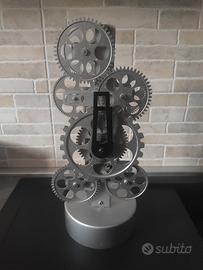 Orologio con ingranaggi a vista