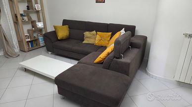 divano angolare con puff 