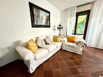 Divano posti e poltrona abbinata Arredamento e Casalinghi In