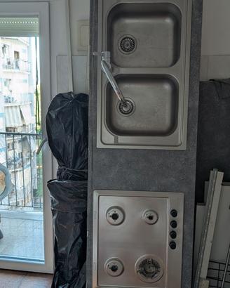 piano cottura e lavabo Franke già inserito in top
