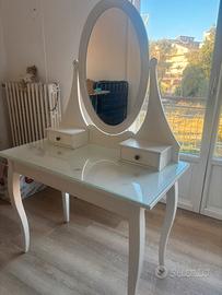 Hemnes toiletta Ikea con specchio