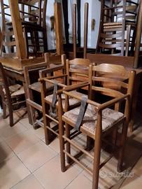 Tavoli e sedie di legno 