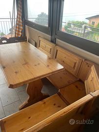 Tavolo in pino con panca e tre sedie