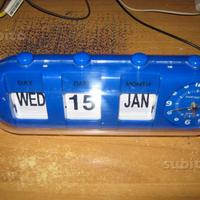 Sveglia azzurra con calendario perpetuo