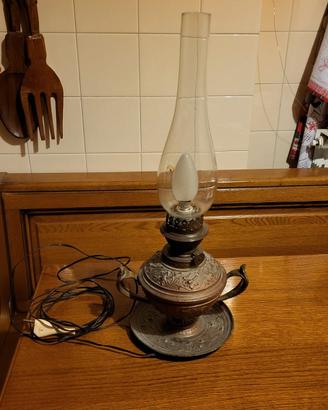 Lampada a cherosene antica convertita
