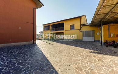 TERRATETTO DI 440 MQ IN CENTRO PAESE!