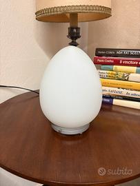 Lampada da tavolo design ad uovo