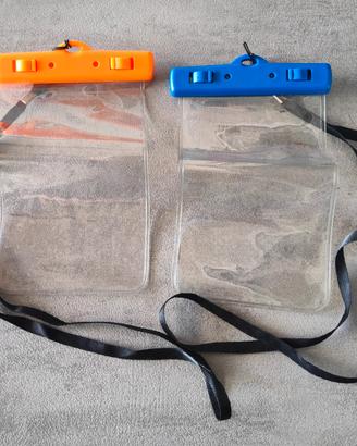 Due custodie proteggi cellulare/console portatili 