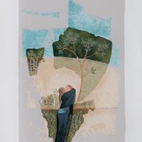 Abbraccio tra alberi e cielo in serigrafia poetica