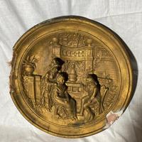 Antico bassorilievo dorato con raffigurazioni